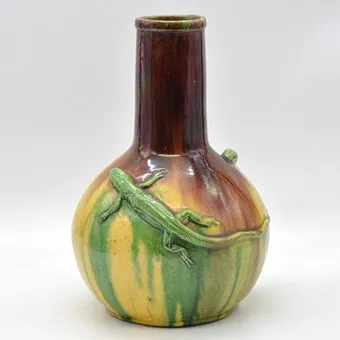 Karl Svensson. Vase design Art nouveau, céramique, glaçure colorée, décor de lézards, Suède, 20e siècle