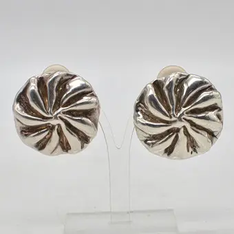 Pár designových klipsů na uši, motiv víru, sterlingové stříbro, mistrovská punca "MG", kolem 1950