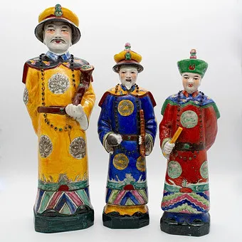 Drie figuren van porselein, Famille Verte, circa 1950, China, Chinese keizer, ambtenaar, prins.