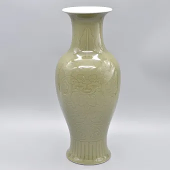 CHINESE CELADON VAAS, FLORAAL RELIËFDECOR, HOOGTE CA. 30 CM.