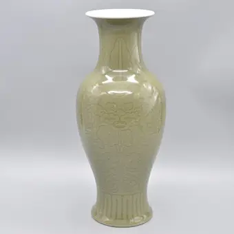 ČÍNSKÁ VÁZA CELADON, FLORÁLNÍ RELIÉFNÍ DEKOR, VÝŠKA CCA 30 CM.