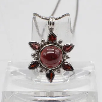 NECKLACE PENDANT WITH ALMANDINE "SUN", CABOCHON AND TEARDROP, STERLING SILVER SETTING AND SNAKE CHAIN, VINTAGE.