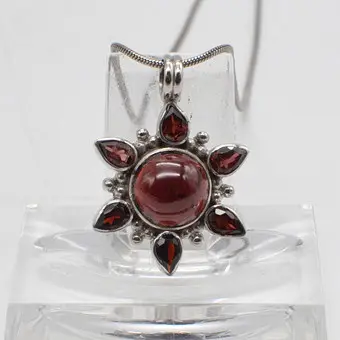 COLLIERANHÄNGER MIT ALMANDIN "SONNE", CABOCHON UND TROPFENFORM, FASSUNG UND SCHLANGENKETTE AUS STERLINGSILBER, VINTAGE.