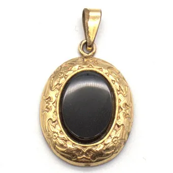 PENDENTIF, OR 12 CARATS PLAQUÉ, MOTIF FLORAL, SERTI D'UN ONYX, DÉBUT DU 20E SIÈCLE.