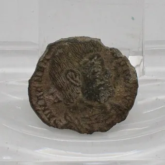 RÖMISCHE MÜNZE, MAGNETIUS 350-351 N. CHR., MIT MAGNETIUS ZU PFERDE, BRONZE 3 G, DM CA. 20 MM.