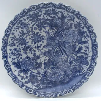 ANTIEK JAPANS BLAUW-WIT IMARI BORD MET GOLFRAND UIT DE 19E EEUW.