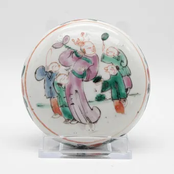 Chinese seal paste box with figural painting, porcelain, 19th century.