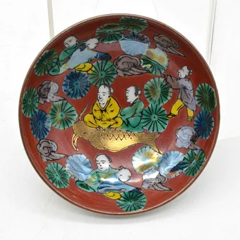 KLEIN SAKE KOM, GELEERDE OP GOUDEN KOI, IRISERENDE GLANS, KUTANI, JAPAN, 20E EEUW.