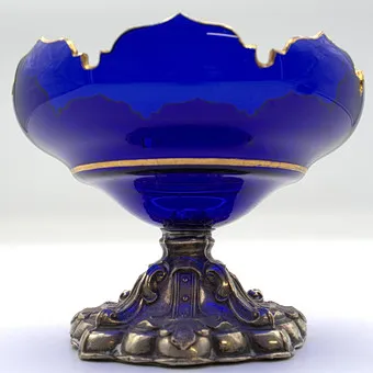 BIEDERMEIER FUSSSCHALE SILBER FUSS MIT KRISTALL GLAS KOBALTBLAU UND GOLDENEN DETAILS BÖHMEN, MITTE DES 19. JAHRHUNDERTS.