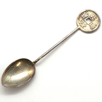 Посеребрённая ложка с монетой «Qianlong Tongbao», XX век
