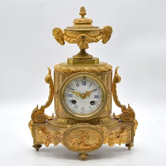 SAMUEL MARTI ET CIE. "H&F PARIS", FRANZÖSISCHE TISCHUHR IM LOUIS XVI-STIL, ORMOLU, HANDAUFZUG, MIT GLOCKENSCHLAG, 1877.