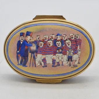 HALCYON DAYS ENAMELS, EMAILLIERTE KLAPPDOSE, MOTIV: FUSSBALL GRUPPE BEIM GRUPPENFOTO, UM 1950ER JAHRE.