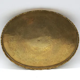 PLAQUE OVALE EN LAITON AVEC DÉCOR DE DRAGON ET PHÉNIX, VERS 1900, CHINE.