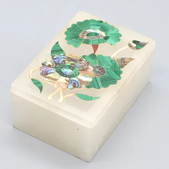 DECKELDOSE AUS WEISSEM MARMOR MIT INTARSIEN, BLUMENDEKOR, MALACHIT- UND ABALONE-EINSATZ, AUS DEM SPÄTEN 20. JAHRHUNDERT.