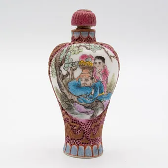 SNUFF BOTTLE, PORZELLAN, FAMILLE ROSE, FARBIG GEFASST, FIGUR- UND SCHRIFT-VERZIERUNG, CHINA, SPÄTE 19. JAHRHUNDERT, MIT QIANLONG MARKE.