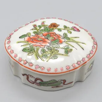 ASIATISCHE DOSE, PORZELLAN, BLUMENMUSTER UND ANTIQUITÄTEN, CHINA, 20. JAHRHUNDERT.