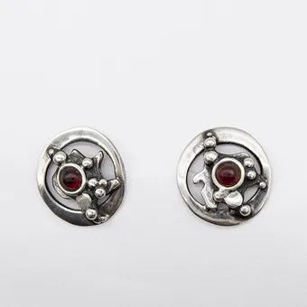 VALDRES SOLVSMIE. Paire de boucles d'oreilles designer, argent sterling, cabochon d'almandin, Norvège, vers 1970.