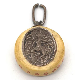 WISIOREK Z WKŁADKĄ METALOWĄ, POSREBRZANY, PRAWDOPODOBNIE TYBET/NEPAL, XX W.
