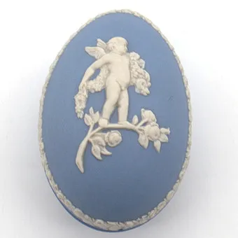 WEDGWOOD. JASPERWARE СИНЕЕ ЮВЕЛИРНОЕ ЯЙЦО С РЕЛЬЕФНЫМ ДЕКОРОМ.