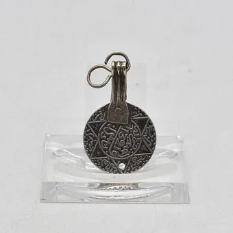 Antieke zilveren hanger voor ketting, kalligrafie 1321, donkere patina, Marokko, rond 1900.