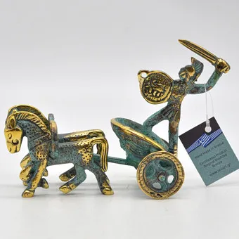 UNIART BY KATRITSIS, "KRIEGER AUF STREITWAGEN", BRONZESKULPTUR, VERGOLDET UND STELLENWEISE PATINIERT, GREICHENLAND, UM 1970ER JAHRE.