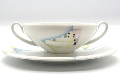 RICHARD GINORI. ITALIEN SUPPENTASSE MIT UNTERTASSE HANDBEMALT MIT MODERNESTISCHEN, GEOMETRISCHEN DESIGN.