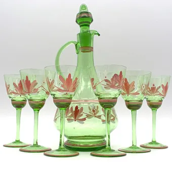 SET AUS SECHS ANTIKEN, BÖHMISCHEN GLÄSERN SOWIE KARAFFE, HANDBEMALT.
