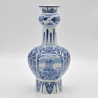 KERAMIKFABRIK MOSA (L. REGOUT), NACH DELFT, VASE MIT DREI SCHIFFLANDSCHAFTSMOTIVE, PORZELLAN, BLAU AUF WEISS, BLUMENDEKOR, UM 1900-1930.