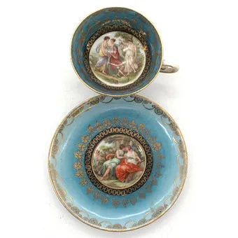 Porcelánový šálek s podšálkem značený včelím úlem, Karlsbad, Československo konec 19. století.