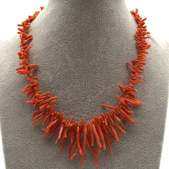 COLLIER EN CORAIL ROUGE, RANG UNIQUE, FERMOIR CARABINE ARGENTÉ, 20E SIÈCLE, ENV. 41 CM.