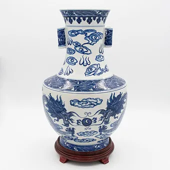 Velká čínská modrobílá porcelánová váza s motivem draků a mraků, ručně malovaná, kolem 1940.