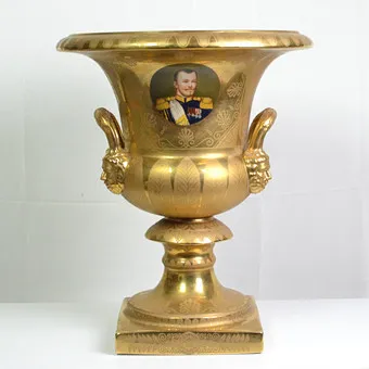 HISTORISCHE PRUNKVASE MIT PORTRÄT VON ZAR NIKOLAUS I., KAISERLICHE PORZELLANFABRIK ST. PETERSBURG, PORZELLAN, VERGOLDET, RUSSLAND, 1. HÄLFTE DES 19. JAHRHUNDERTS.