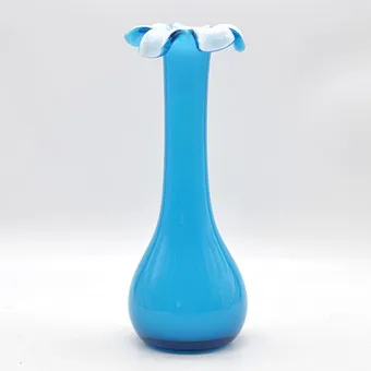 Designová váza, studiové sklo a opálové sklo, ručně vyrobená a ústy foukaná, 20. století.