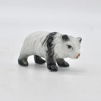 SOCHA, PANDA, PORCELÁN, RUČNĚ MALOVANÁ, POČÁTEK 20. STOLETÍ.