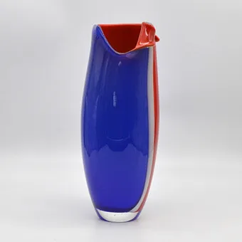 PETR HORA (1949). DUŻY WAZON DESIGNERSKI ZE SZKŁA, NIEBIESKO-BIAŁO-CZERWONY, WIELOKROTNE SZKŁO STUDIO, 2008, WYS. OK. 27CM.