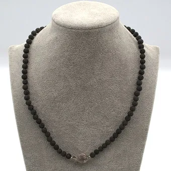 DESIGNER HALSKETTING LAVASTEEN KOGELS, MET EEN VIS ELEMENT EN STERLING ZILVEREN SLUITING, GESTEMPELD.