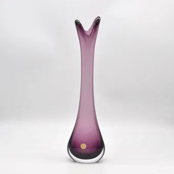 SCHWEDISCHE DESIGNERVASE, PURPUR UND TRANSPARENT, STUDIOGLAS, 20. JAHRHUNDERT, HÖHE CA. 37,5CM.