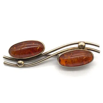 ANTIEKE FISCHLAND BROSCHE, TWEE BARNSTEEN CABOCHONS, 835 ZILVER.