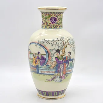 JAPANISCHE VASE, PORZELLAN, FARBIG GEFASST, HÖFISCHE SZENE, GOLDRAND, MITTE 20. JAHRHUNDERT.