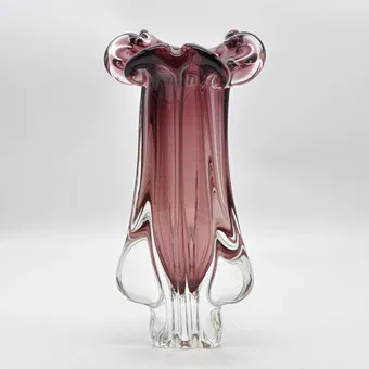 Josef Hospodka. Designová skleněná váza, pro Chribska Sklarna, Československo, kolem 1960, výška cca 30 cm.