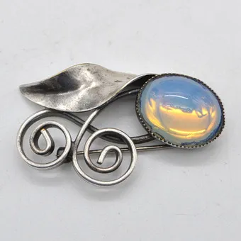 Jugendstil broche van zilver (getest), opalith cabochon, handgemaakt, circa 1900.