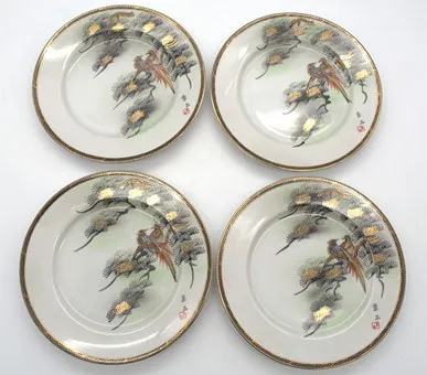 SET AUS VIER PORZELLAN TELLERN HANDBEMALT IM KUTANI-STIL JAPAN 20. JAHRHUNDERT.