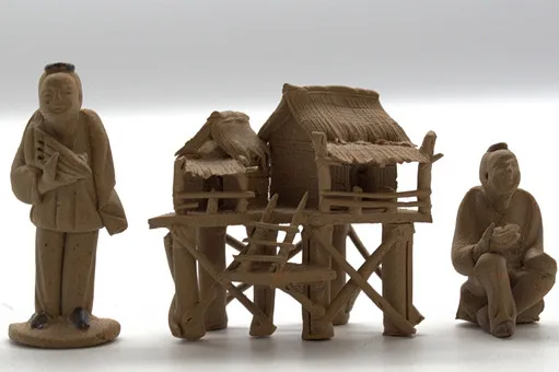 SET VAN DRIE CHINESE MINIATUURFIGUREN, HANDGEMAAKTE VOLKSKUNST, CA. 1970, CHINA.