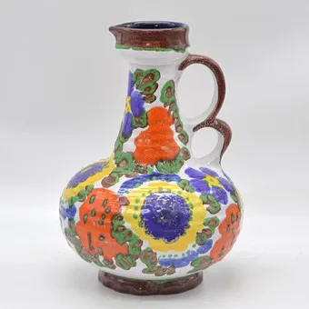 MAREI KERAMIK, DESIGNERKRUG, MODELLNR. 1300, MEHRFARBIGER BLUMENDEKOR, FAT LAVA-TECHNIK, DEUTSCHLAND, UM 1970ER JAHRE.