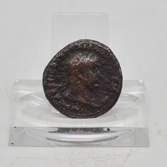 ANTIKE RÖMISCHE MÜNZE AUS BRONZE (98-99 n. Chr.), MARCUS ULPIUS TRAIANUS (53-117), VICTORIA, DM CA. 28 MM.