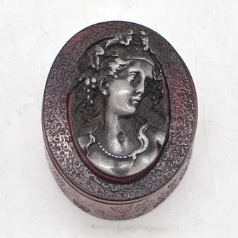J.P DANBIERE. FRANZÖSISCHE PILLENBOX, MÄDCHEN MIT WEINTRAUBEN, BAKELIT, HANDGESCHNITZT UND HANDGRAVIERT, FRANKREICH, UM 1880-1890.