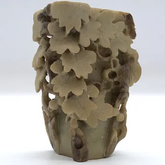 Čínský reliéf, prořezávaně řezaný, květinový motiv, mastek, kolem 1960.