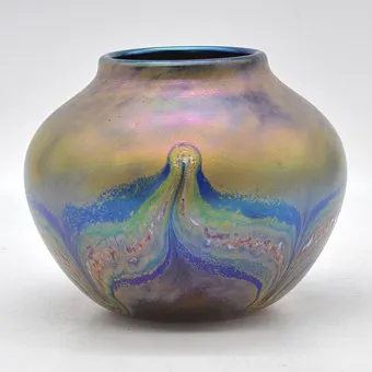 Schmid-Jacquet. Váza, sklo, 1989, iridescentní, ručně signovaná a datovaná, výška cca 11,5 cm.