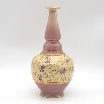 JOHN SLATER (1844-1914). ROYAL DOULTON LAMBETH, DESIGNOVÁ VÁZA, KAMENINA, KVĚTINOVÁ VÝZDOBA, ZLATÉ DETALY, ANGLIE, KOLEM 1900.