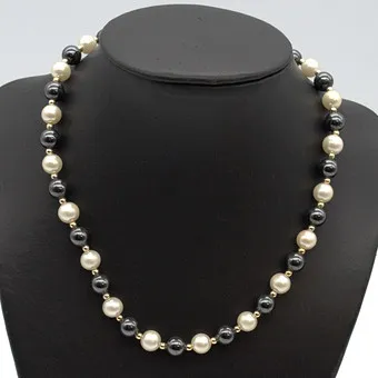 Imitatieparelketting, zwart, wit, vergulde tussenstukken, circa 1950, ca. 41 cm.